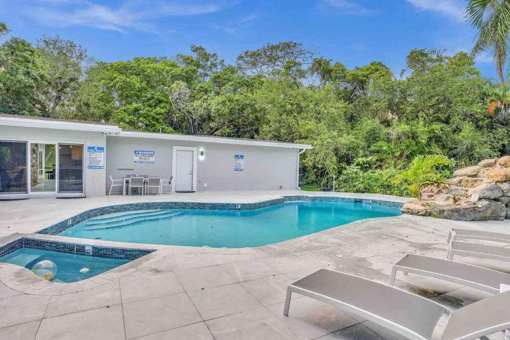 Rare Hidden Getaway Heated Pool 1.5 Acres! Sleeps 16 Villa Fort Lauderdale Bagian luar foto