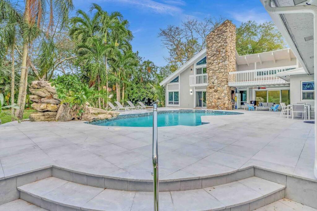Rare Hidden Getaway Heated Pool 1.5 Acres! Sleeps 16 Villa Fort Lauderdale Bagian luar foto