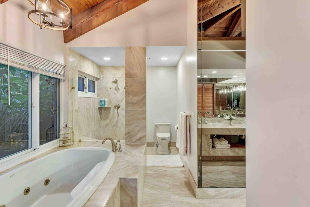 Rare Hidden Getaway Heated Pool 1.5 Acres! Sleeps 16 Villa Fort Lauderdale Bagian luar foto