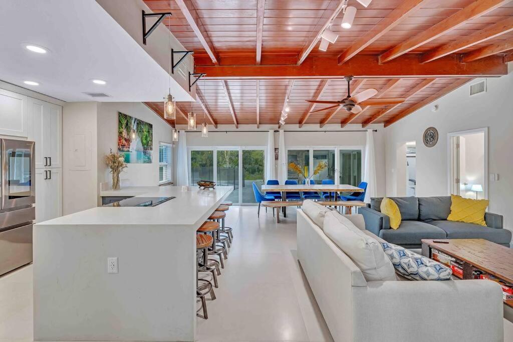 Rare Hidden Getaway Heated Pool 1.5 Acres! Sleeps 16 Villa Fort Lauderdale Bagian luar foto