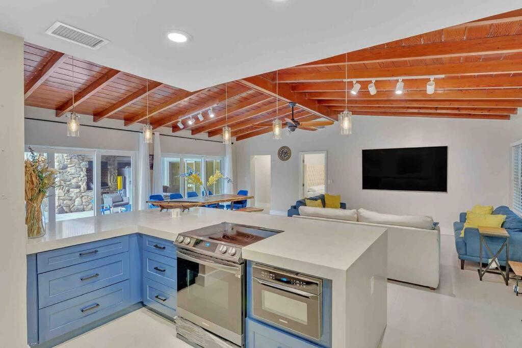 Rare Hidden Getaway Heated Pool 1.5 Acres! Sleeps 16 Villa Fort Lauderdale Bagian luar foto