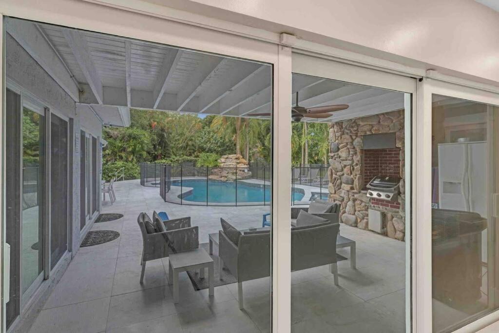 Rare Hidden Getaway Heated Pool 1.5 Acres! Sleeps 16 Villa Fort Lauderdale Bagian luar foto