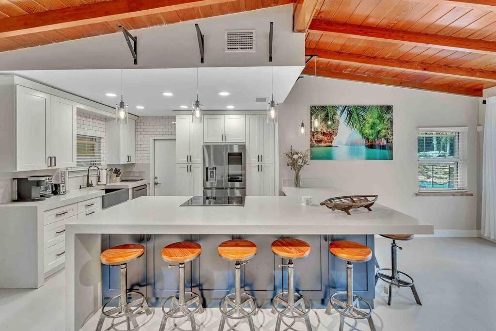 Rare Hidden Getaway Heated Pool 1.5 Acres! Sleeps 16 Villa Fort Lauderdale Bagian luar foto