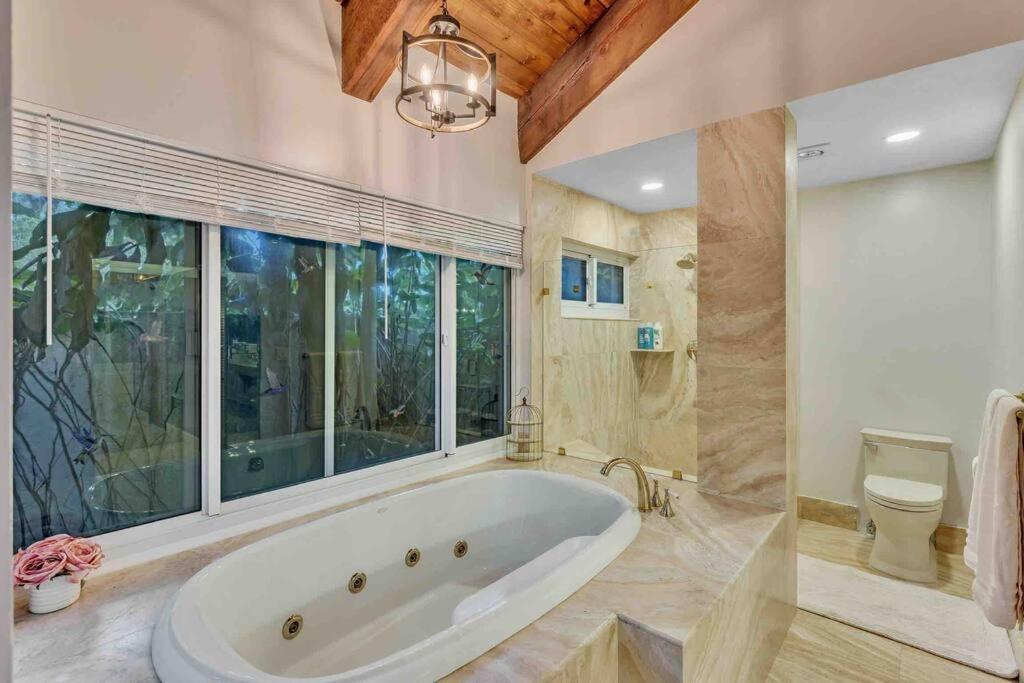 Rare Hidden Getaway Heated Pool 1.5 Acres! Sleeps 16 Villa Fort Lauderdale Bagian luar foto