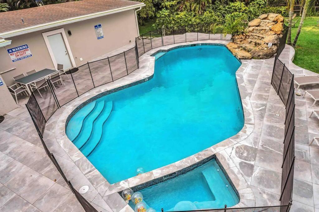 Rare Hidden Getaway Heated Pool 1.5 Acres! Sleeps 16 Villa Fort Lauderdale Bagian luar foto